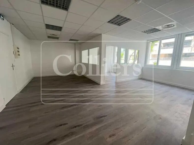 Office in Marseille for lease - Interior Photo - Image 2 of 7
