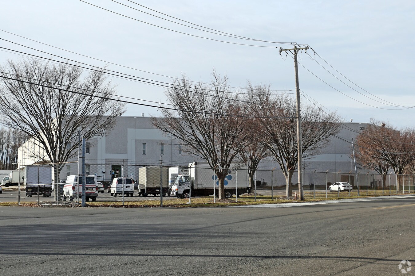 32 Runway Rd, Levittown, PA 19057