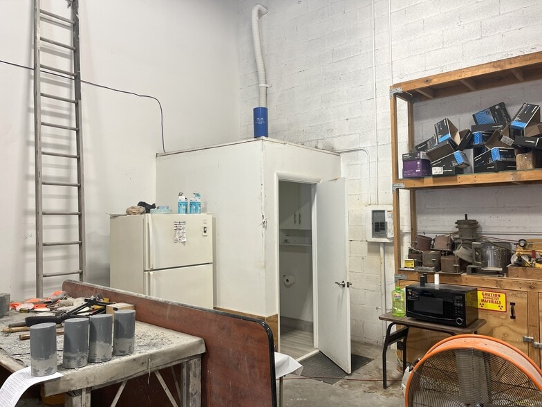 1900 NW 33rd St, Pompano Beach, FL for lease - Building Photo - Image 3 of 5