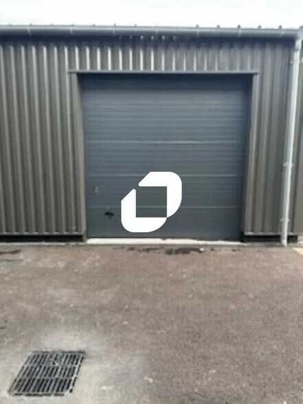 Flex in Bréval for lease - Building Photo - Image 1 of 10