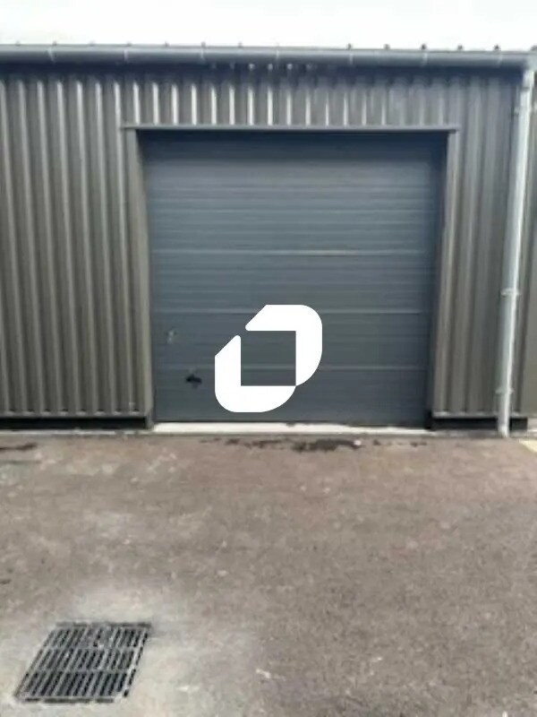 Flex in Bréval for lease Building Photo- Image 1 of 11