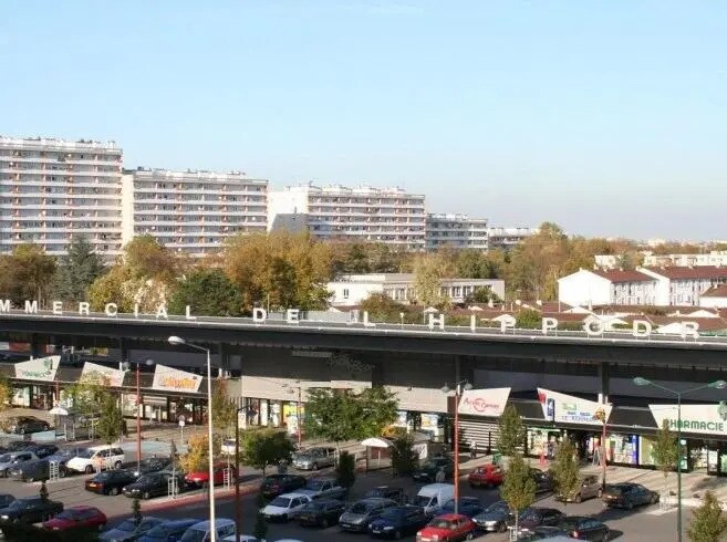 Retail in Reims for lease Building Photo- Image 1 of 2