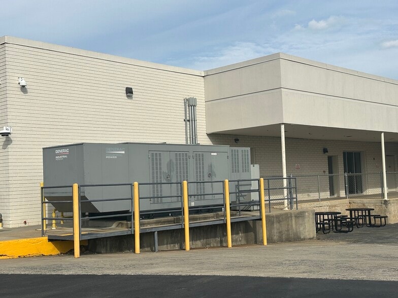 309 Huffman Mill Rd, Burlington, NC for lease - Building Photo - Image 3 of 37