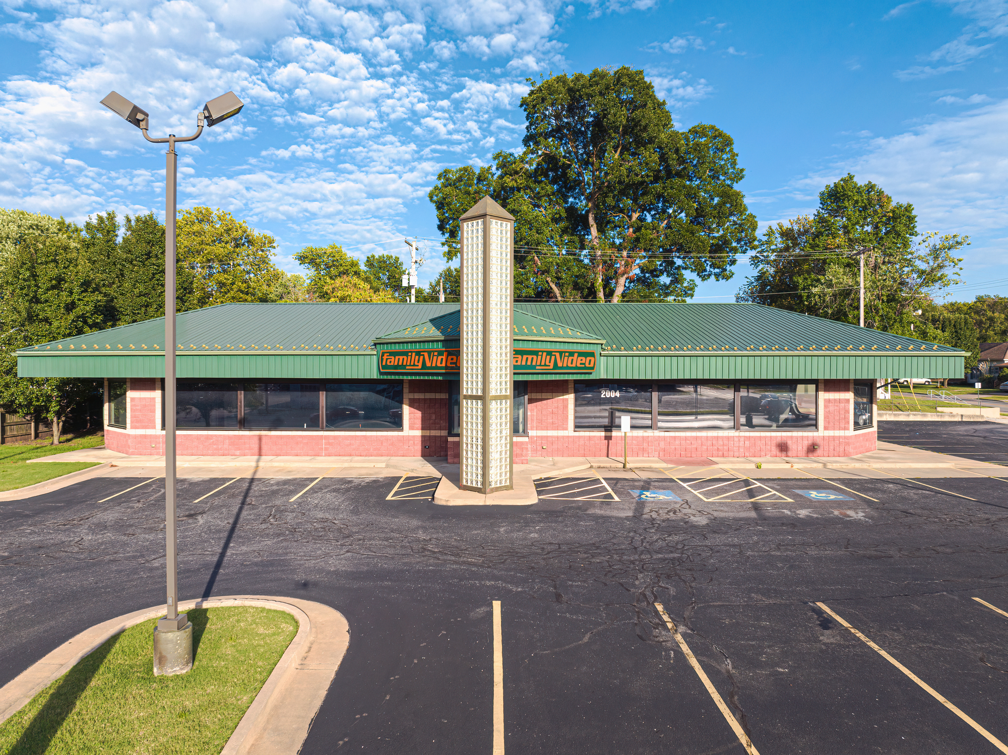 2004 N Broadway St, Pittsburg, KS for lease Building Photo- Image 1 of 1