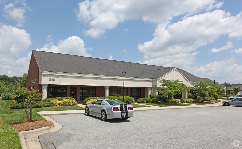 1015 Hutton Ln, High Point, NC for sale - Primary Photo - Image 1 of 1