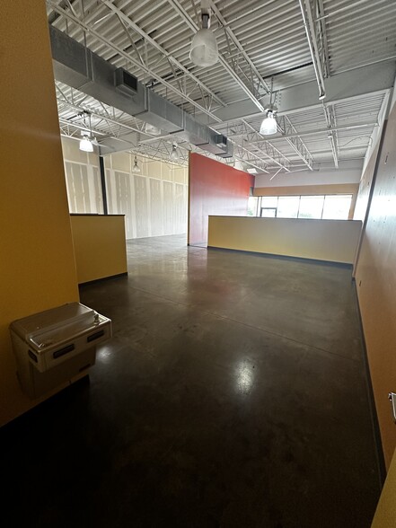 6479 N Prospect Ave, Gladstone, MO for lease - Interior Photo - Image 3 of 15