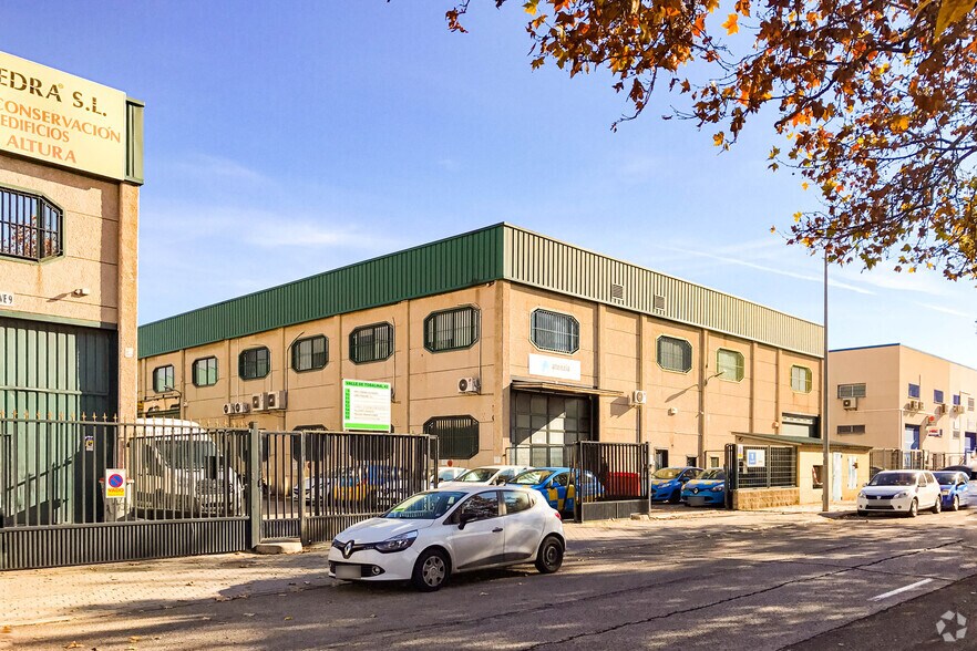 Calle de Valle de Tobalina, 40, Madrid, Madrid for sale - Primary Photo - Image 1 of 1