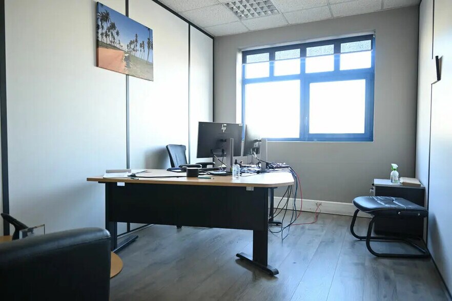 Office in Lyon for lease - Interior Photo - Image 2 of 13