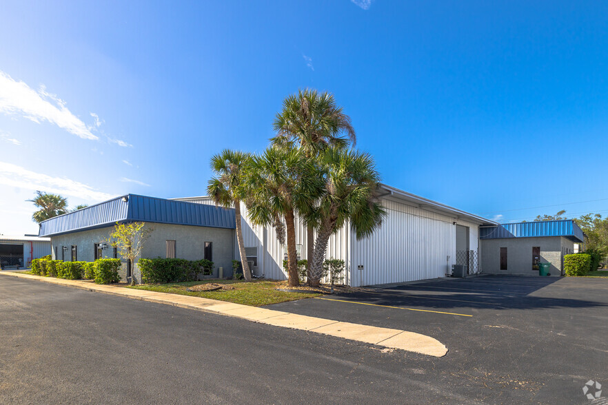 2363 Industrial Blvd, Sarasota, FL for lease - Building Photo - Image 1 of 10