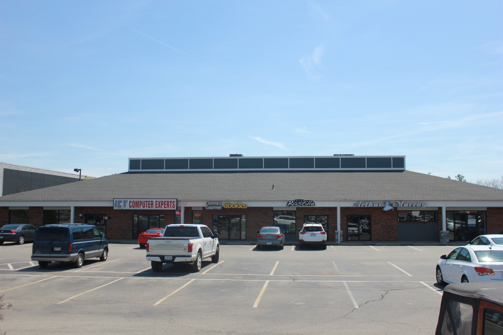 10792-10798 Montgomery Rd, Montgomery, OH for lease Building Photo- Image 1 of 2