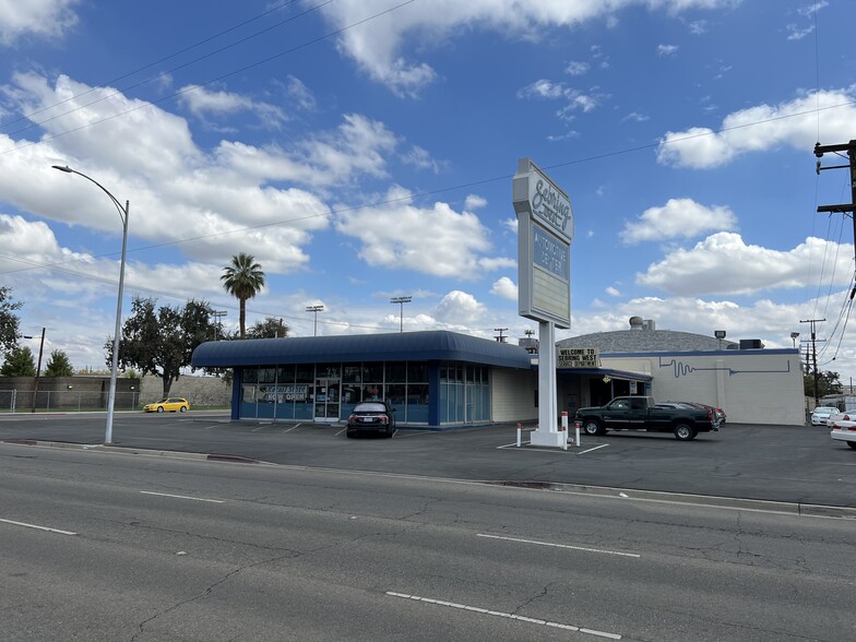 1744 N Blackstone Ave, Fresno, CA for lease - Building Photo - Image 2 of 12