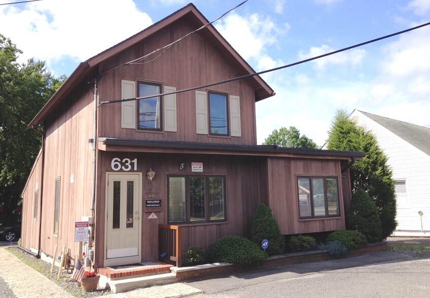 631 Newman Springs Rd, Lincroft, NJ 07738