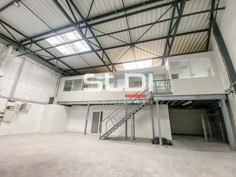 Office in Saint-Priest for lease - Interior Photo - Image 2 of 5