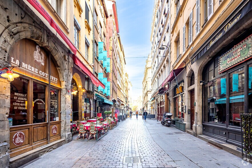 Office in Lyon for lease - Building Photo - Image 3 of 5