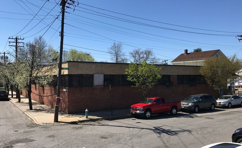 1208 Third Ave, New Hyde Park, NY for sale - Primary Photo - Image 1 of 1