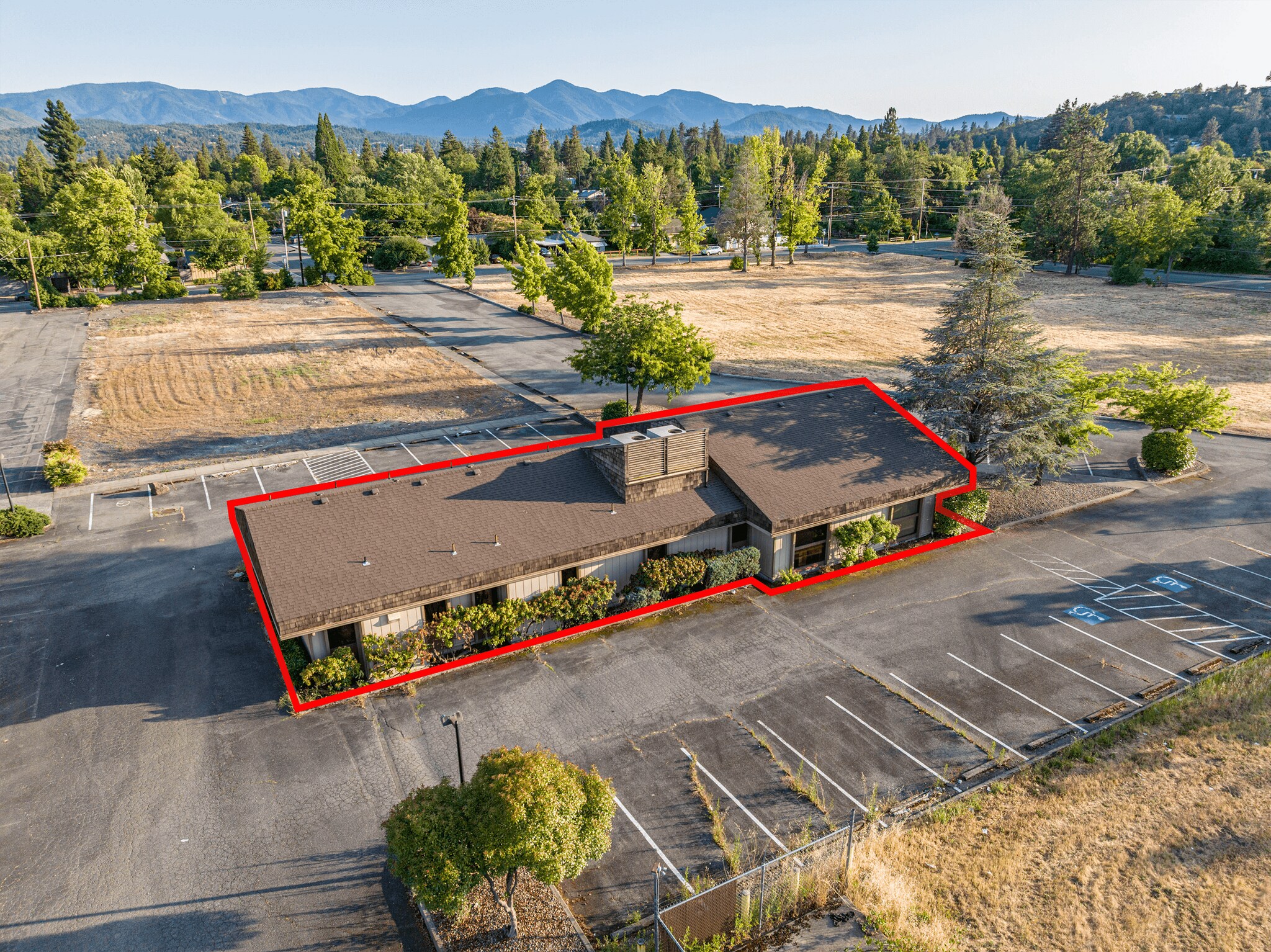 124 NW Midland Ave, Grants Pass, OR for sale Building Photo- Image 1 of 52