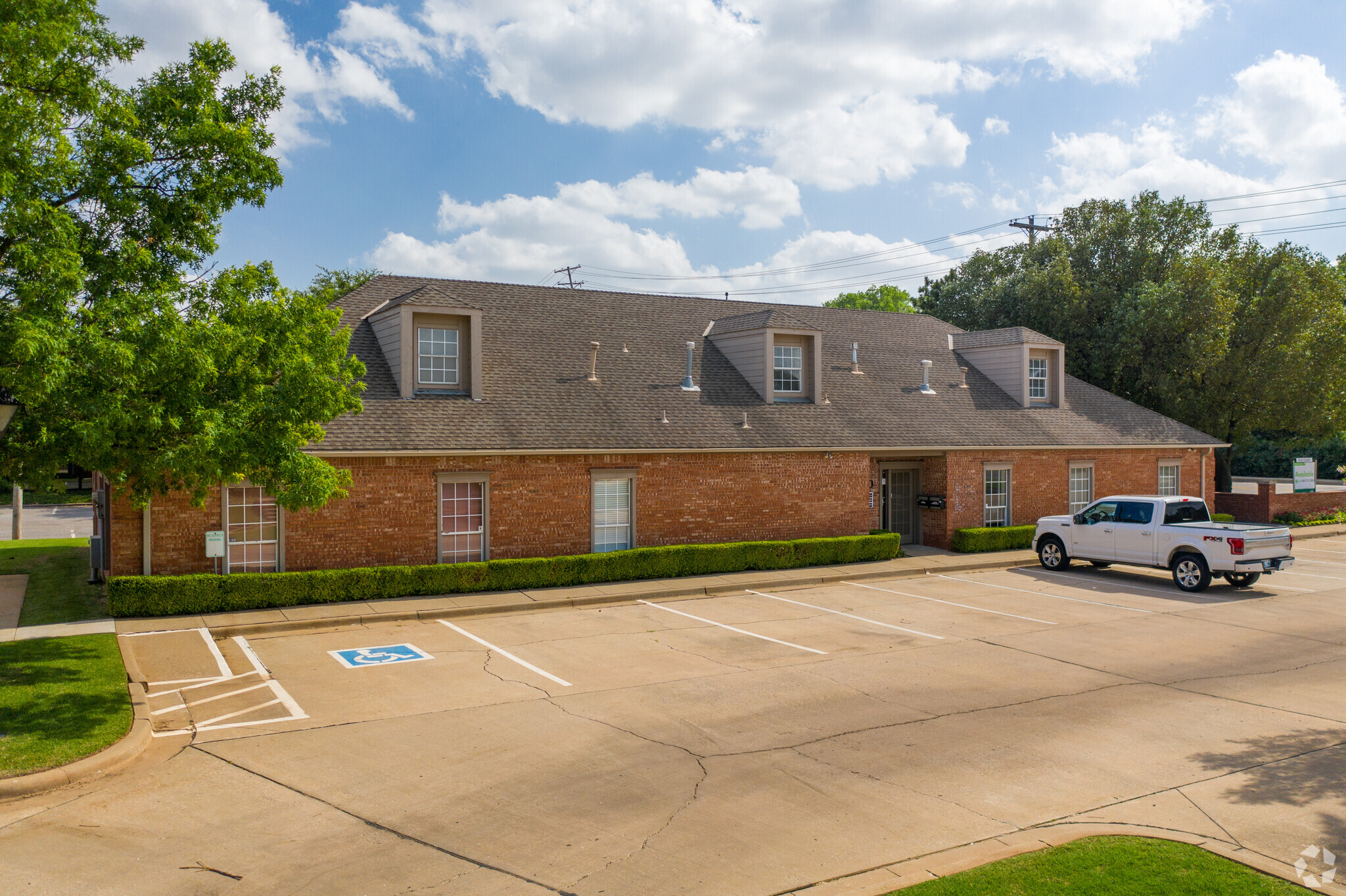 5530 N Western Ave, Oklahoma City, OK for lease Building Photo- Image 1 of 5