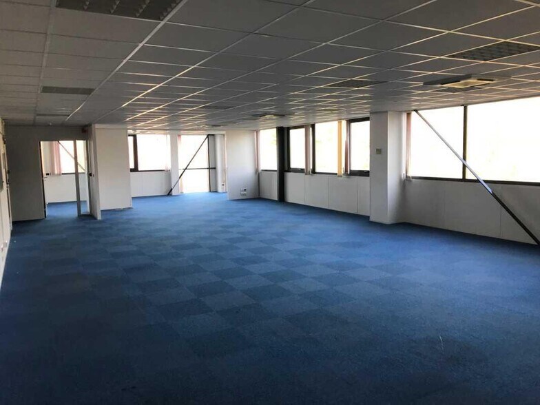 1/3 Rue Guynemer, Magny-les-Hameaux for lease - Interior Photo - Image 3 of 13