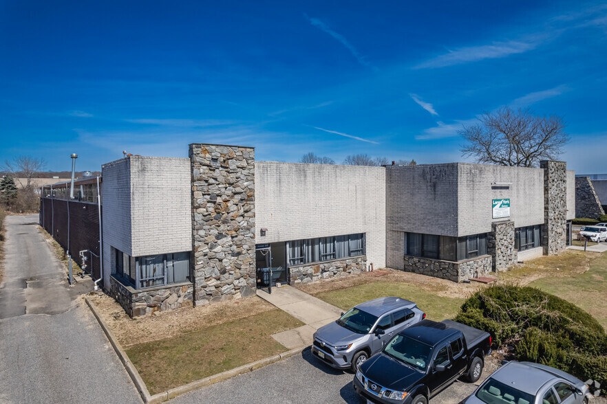 81 Modular Ave, Commack, NY for lease - Building Photo - Image 3 of 5