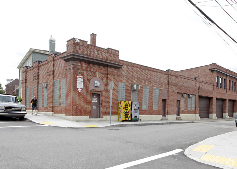 4110 Davison St, Pittsburgh, PA for lease - Primary Photo - Image 1 of 17