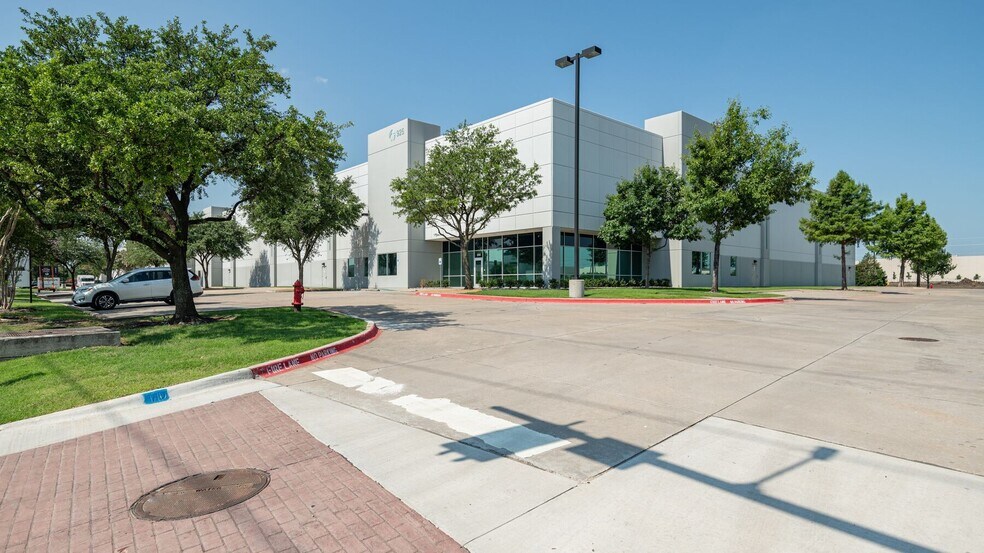 925 Freeport Pky, Coppell, TX for lease - Building Photo - Image 2 of 4