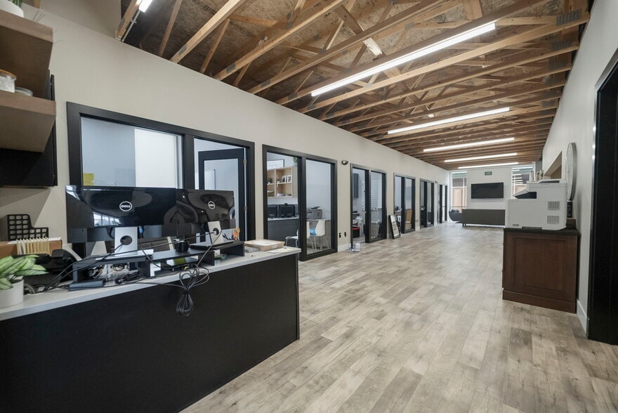 616 Clay St, Cedar Falls, IA for sale - Building Photo - Image 3 of 11