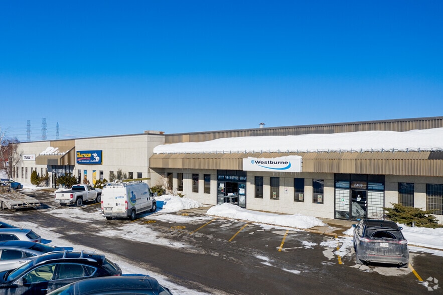 3401-3421 Boul Industriel, Laval, QC for lease - Building Photo - Image 3 of 4