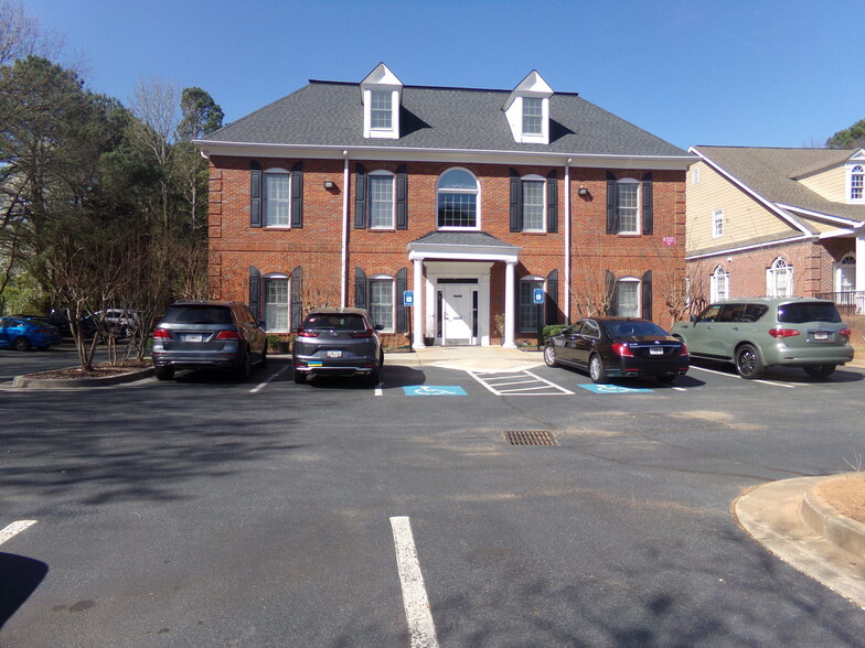 1560 Warsaw Rd, Roswell, GA for lease - Building Photo - Image 1 of 9