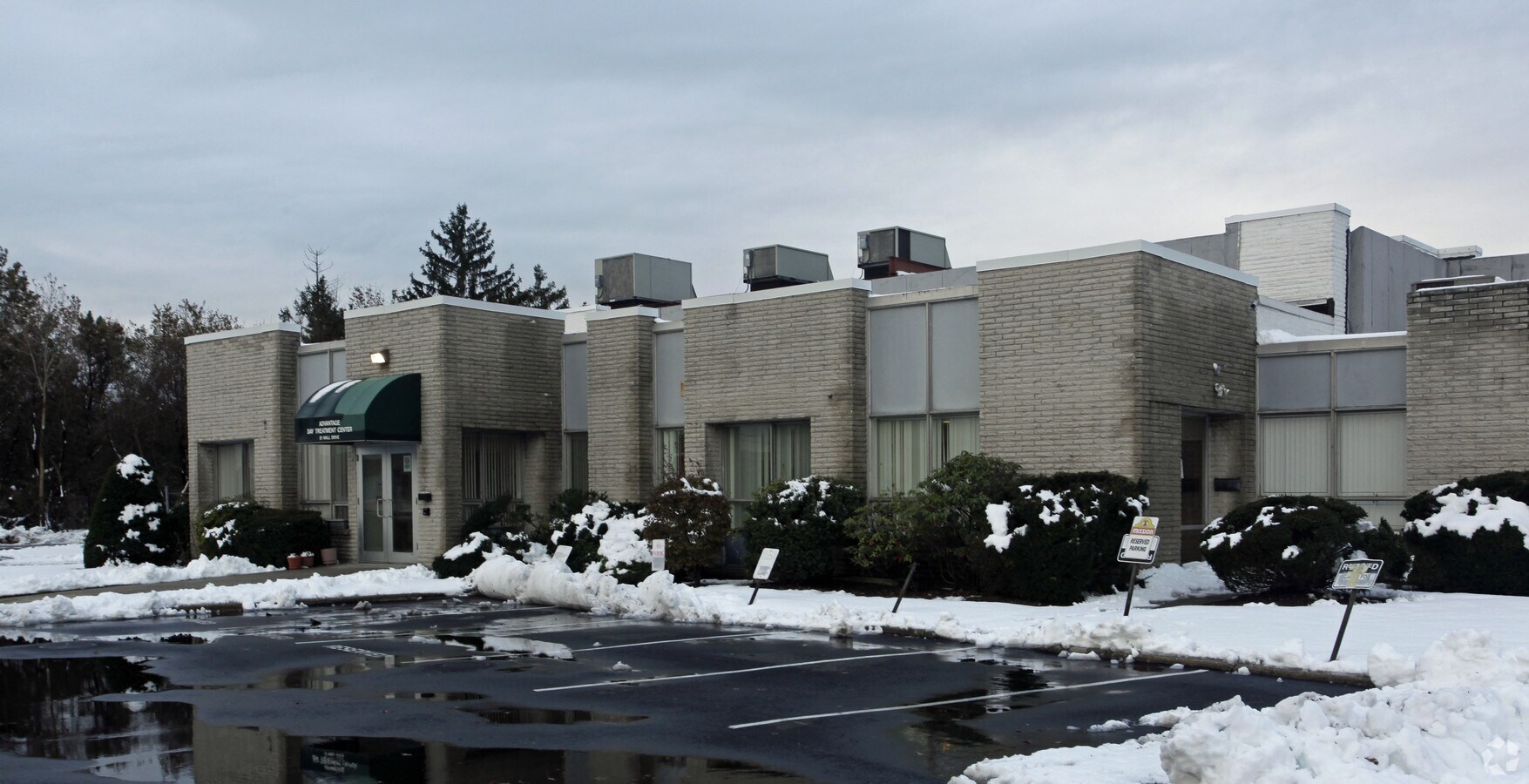 7581 Mall Dr, Commack, NY 11725