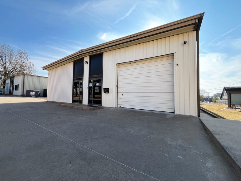 1044 NW 69th St, Oklahoma City, OK for lease - Building Photo - Image 1 of 6