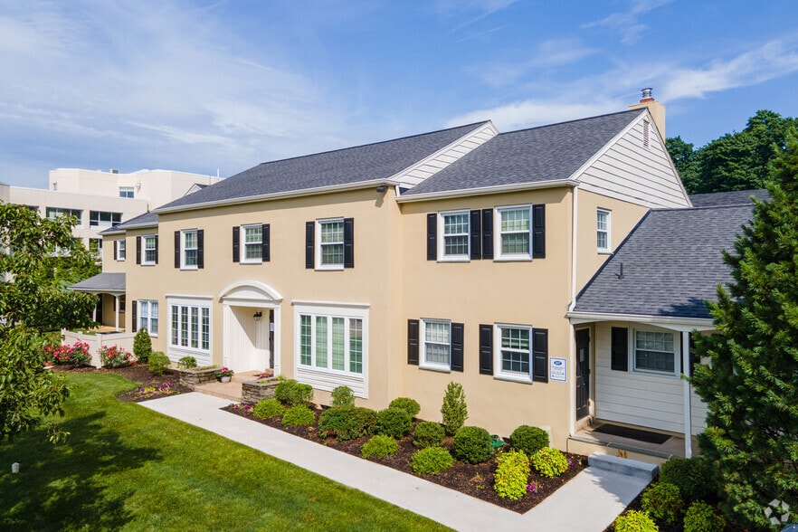 237 W Lancaster Ave, Devon, PA for lease - Building Photo - Image 1 of 11