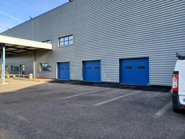 Industrial in Miribel for lease - Building Photo - Image 3 of 14