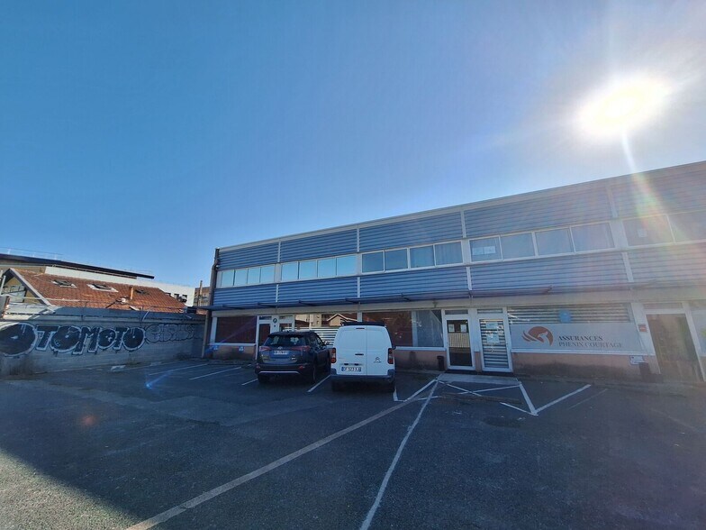 Office in Lormont for lease - Building Photo - Image 1 of 6