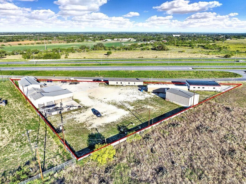 389 Interstate 35 S, Devine, TX for lease - Building Photo - Image 2 of 51