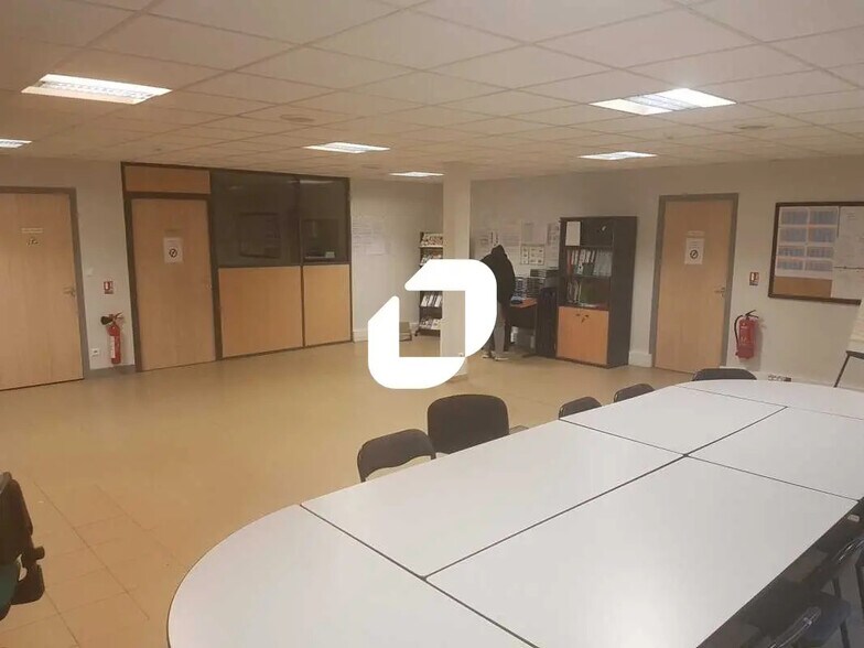 Office in Beaumont-sur-Oise for lease - Interior Photo - Image 3 of 9