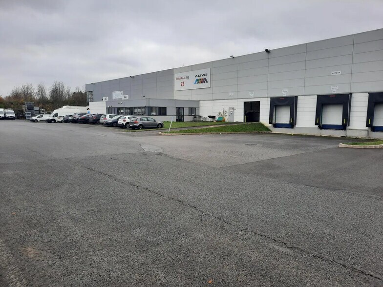 Industrial in Lieusaint for lease - Building Photo - Image 3 of 5