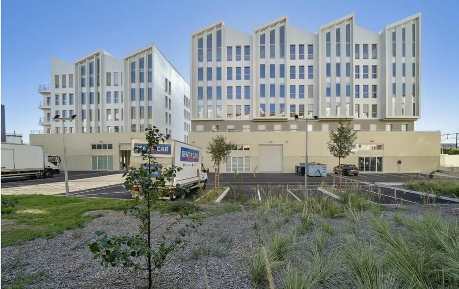 Flex in Lyon for lease - Building Photo - Image 1 of 4