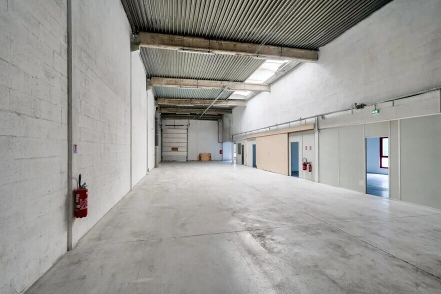 Flex in Éragny for lease - Interior Photo - Image 1 of 4