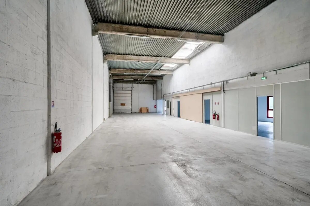 Flex in Éragny for lease Interior Photo- Image 1 of 5