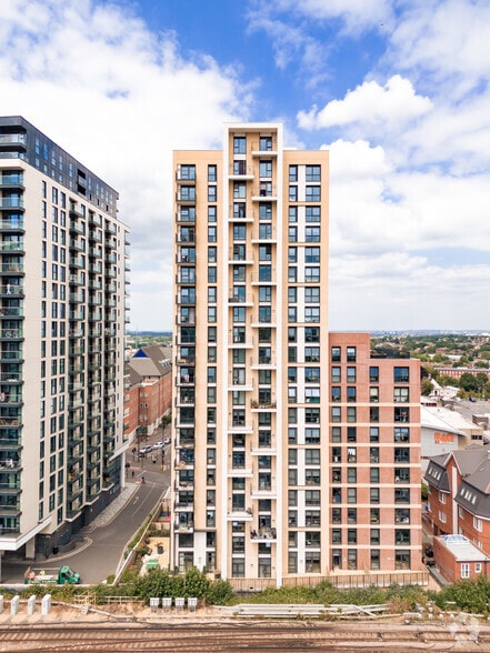 16 Sutton Court Rd, Sutton for lease - Building Photo - Image 2 of 7