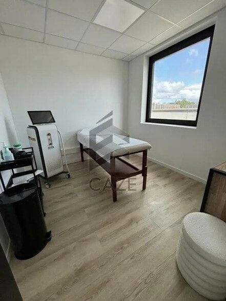 Office in Fargues-Saint-Hilaire for sale - Interior Photo - Image 3 of 4