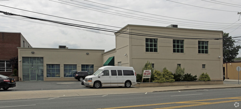 115-117 Herricks Rd, New Hyde Park, NY for lease - Primary Photo - Image 1 of 3