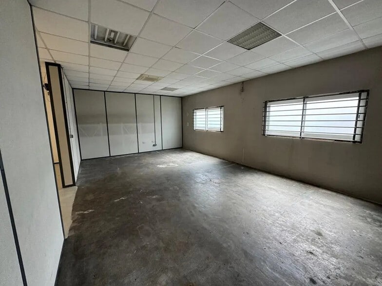 Retail in L'ISLE-JOURDAIN for lease - Interior Photo - Image 3 of 4