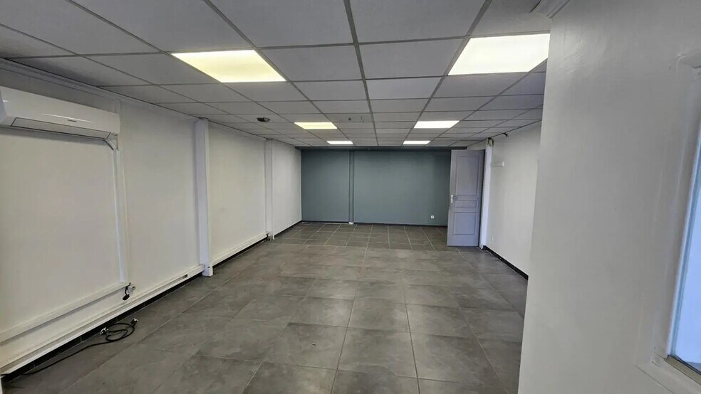 Flex in Cuers for lease - Building Photo - Image 2 of 5