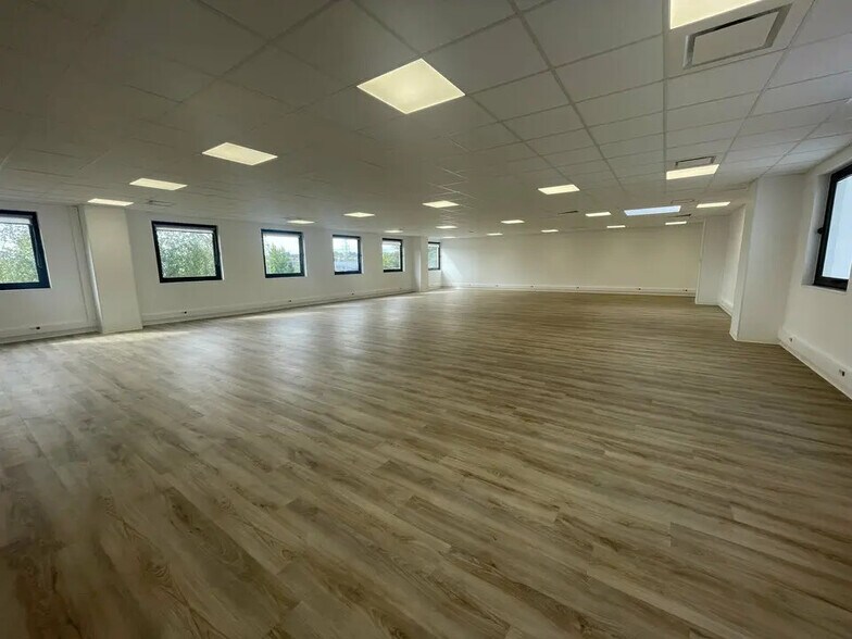 Office in Limonest for lease - Building Photo - Image 1 of 11