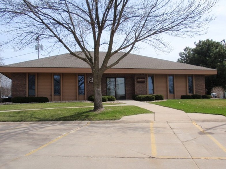 1630 42nd St NE, Cedar Rapids, IA for sale - Primary Photo - Image 1 of 1