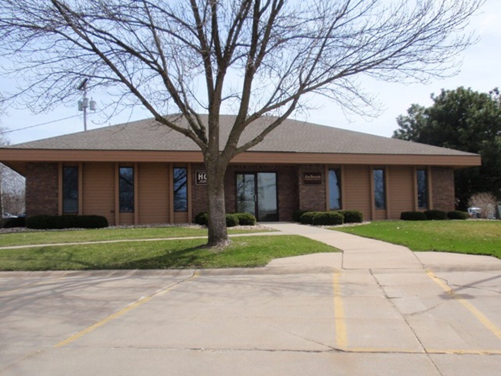 1630 42nd St NE, Cedar Rapids, IA for sale Primary Photo- Image 1 of 1