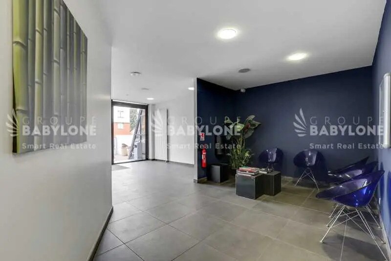 Office in Courbevoie for lease - Lobby - Image 1 of 8
