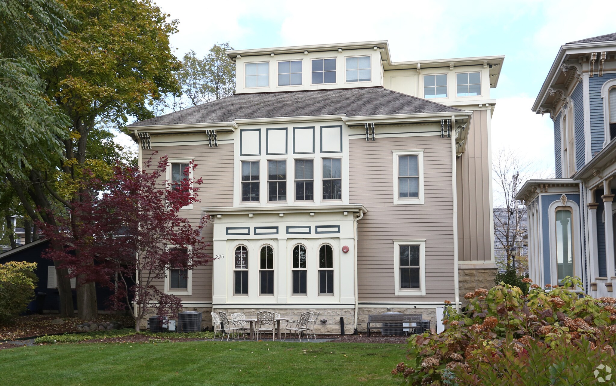 225 W Jefferson Ave, Naperville, IL 60540