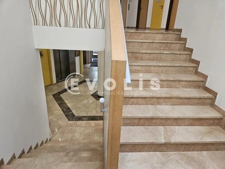 Route De L'orme Des Merisiers, Saint-Aubin for lease - Lobby - Image 3 of 16